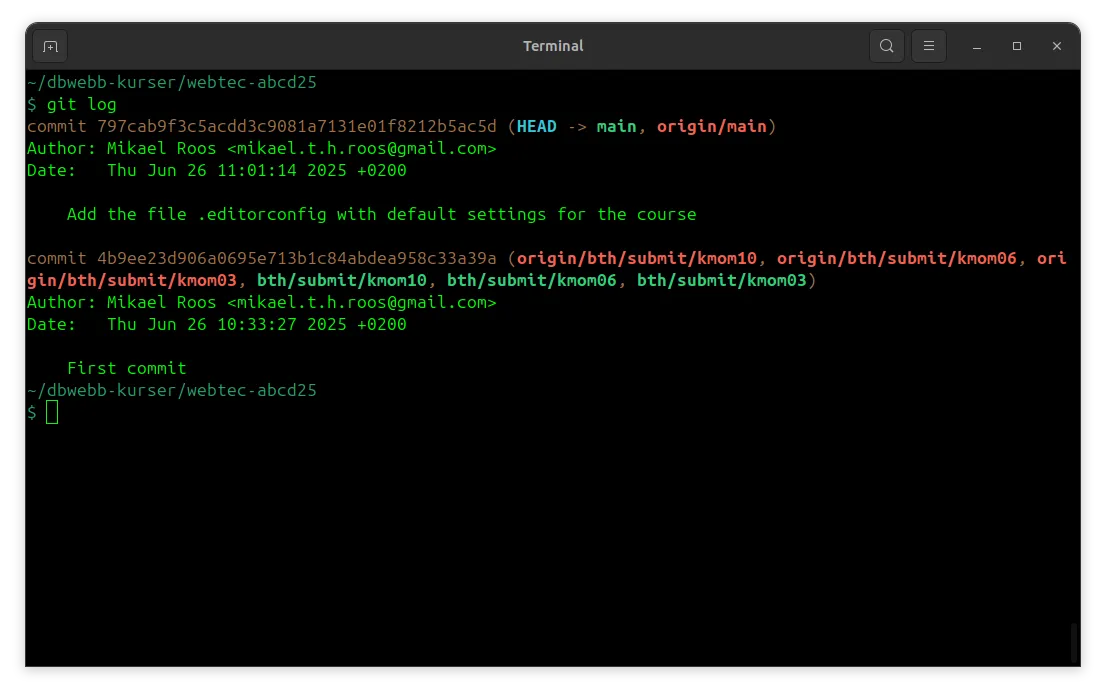 Utskriften från git log visar commit-historiken.